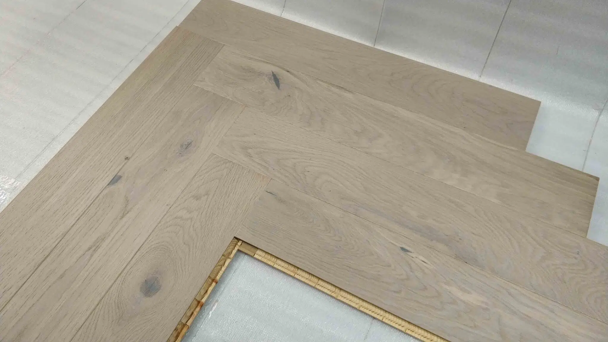 Engineered Herringbone Brushed White Matt Lacquered Click Oak Wood Flooring 14mm X 110mm